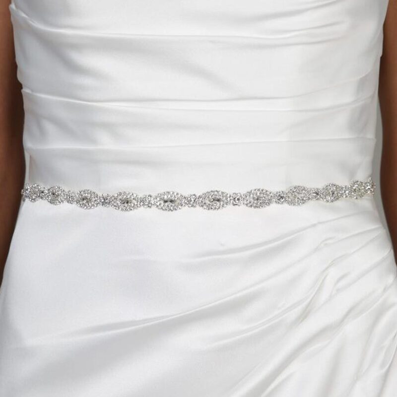 Shimmering, oval chain belt, with a strand of pearls running through the centre. Tie the ribbon ends into a bow around your waist, or ask a seamstress to sew the decoration onto your dress.