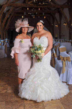 Hanna on her wedding day with her Mum